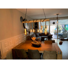 Boomstam touwlamp aan zwarte plafondplaat 